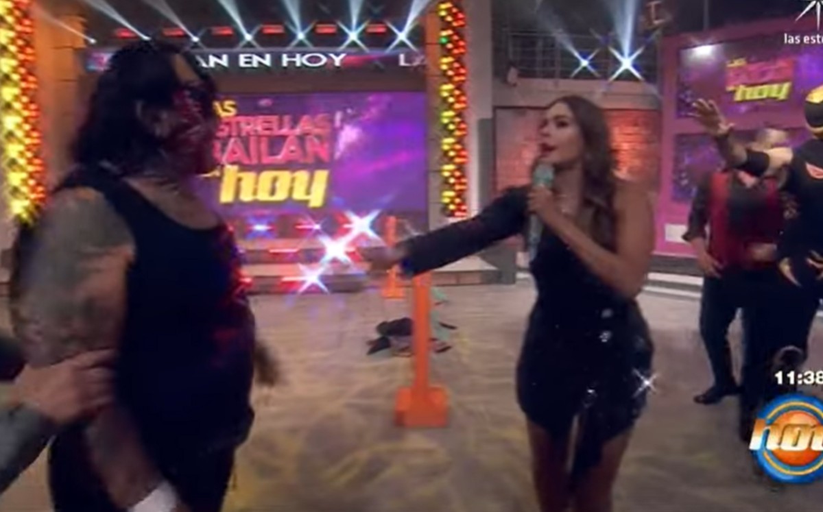 En pleno programa en vivo de Hoy se armó una trifulca; Galilea Montijo y Andrea Legarreta corren a luchador del foro. (Especial)