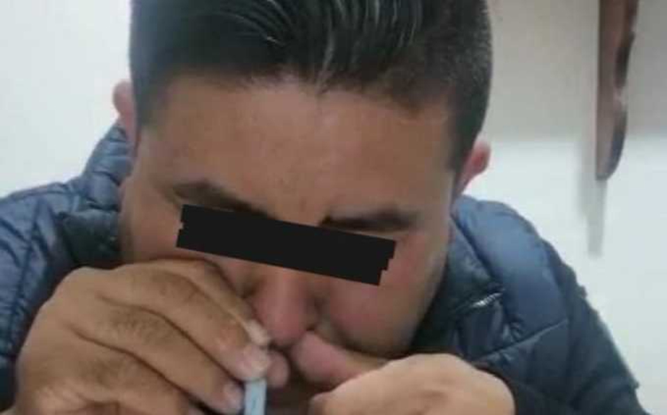 Villa Guerrero. Exhiben a comisario inhalando "polvo blanco"