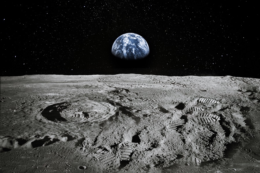 Vista de la extremidad lunar con la Tierra levantándose en el horizonte. (Shutterstock)