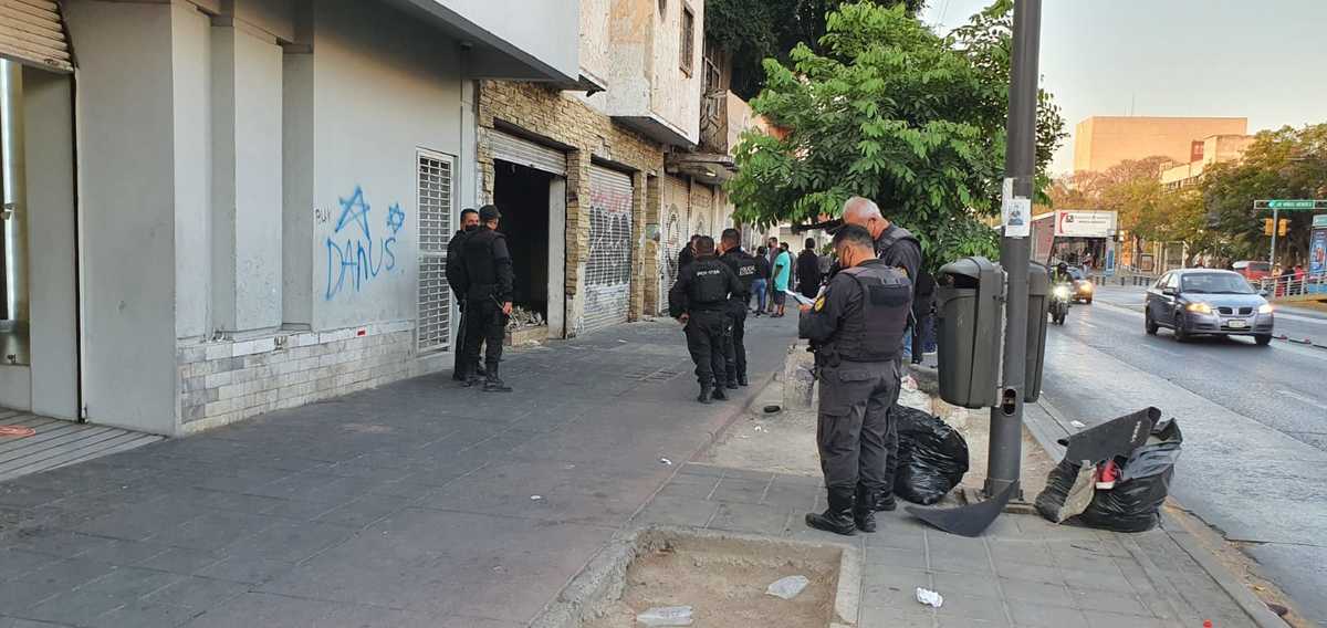 Los agentes llegaron a un local ubicado sobre la Calzada, al cual le cortaron los candados y abrieron para inspeccionar. (Juan Carlos Munguía