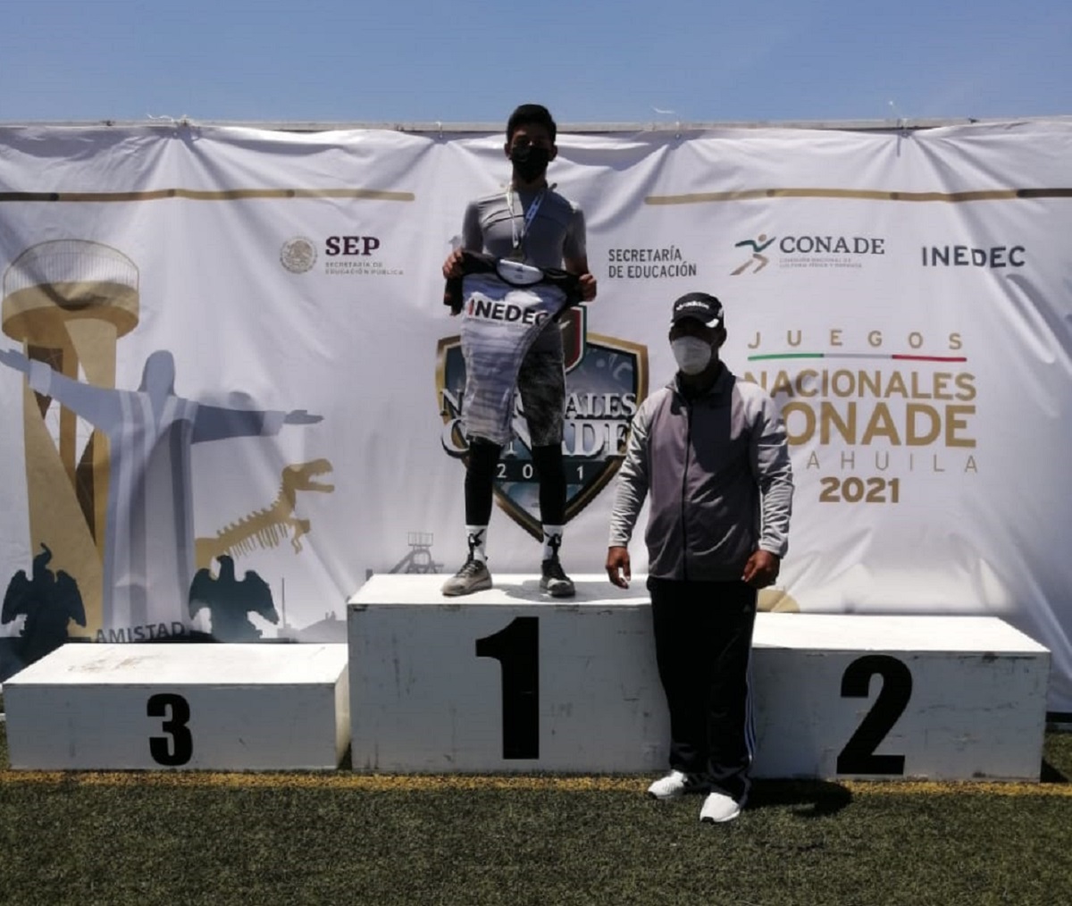 Christopher Josafat Ontiveros de la Torre, atletista ganador del primer lugar en la competencia estatal para la Olimpiada Nacional. (cortesía)