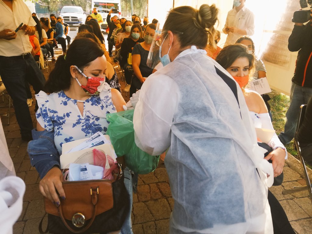 Fluye vacunación anticovid para docentes en Chapala. (Josefina Ruíz)