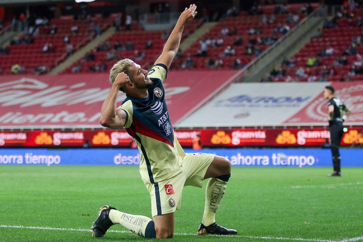 Henry Martín emuló el festejo de Cuauhtémoc Blanco en el Clásico Nacional (Imago7)