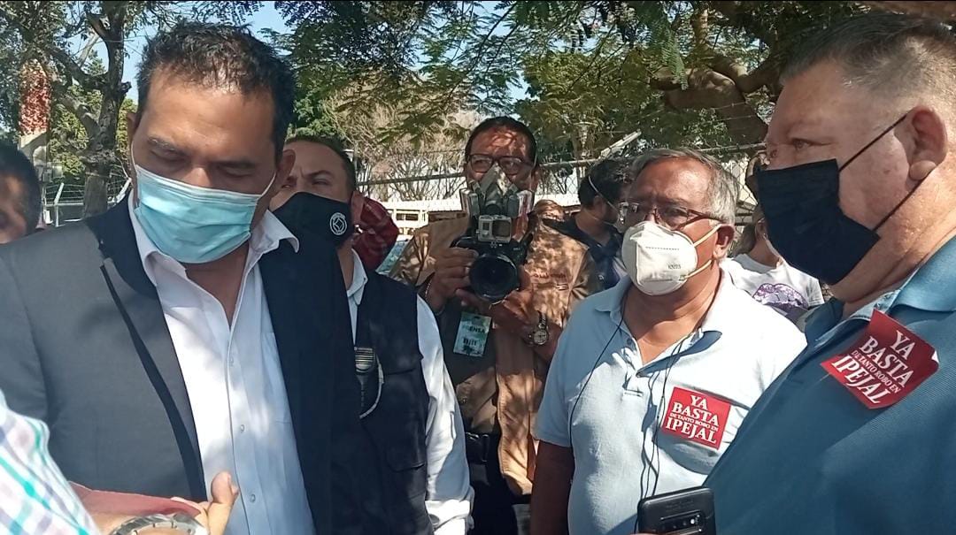 Jubilados de Jalisco exigen al Ipejal solucionar desabasto de medicinas (María Ramírez)