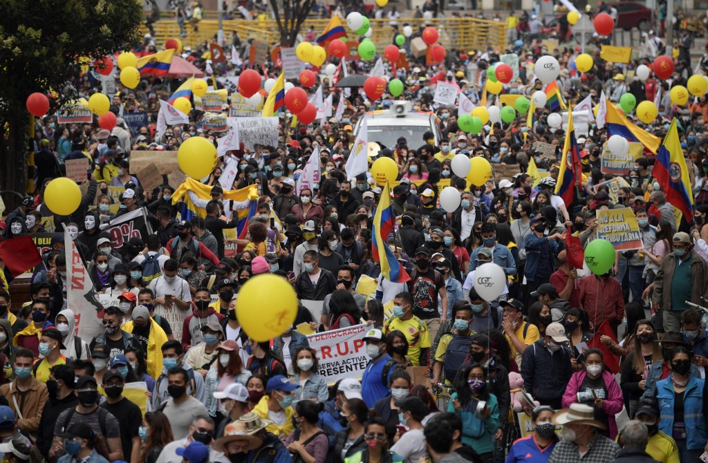 Miles de personas protestaban en Colombia contra un proyecto de reforma tributaria promovido por el gobierno de Iván Duque. (AFP)