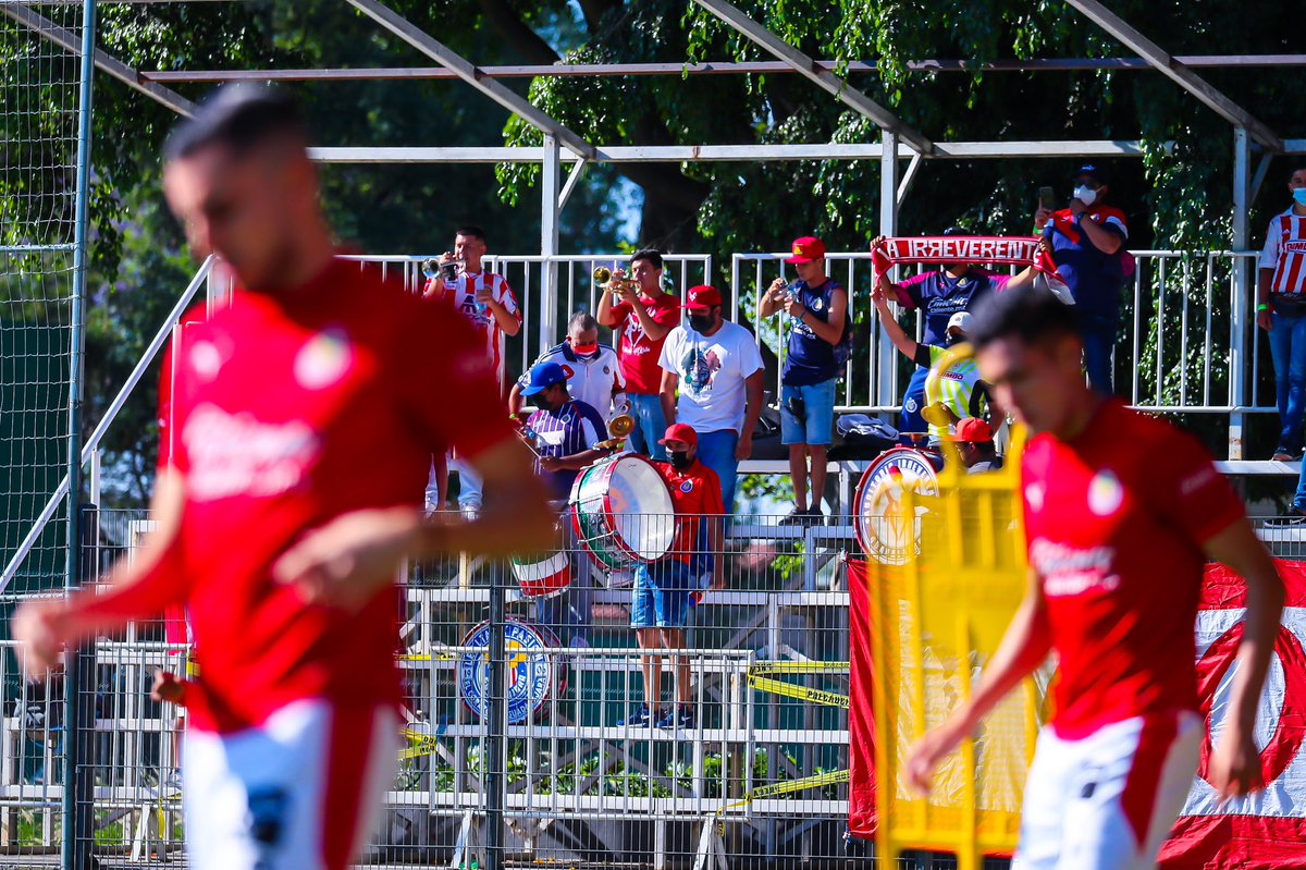 La orquesta de la Irreverente amenizó con las canciones de cancha el entreno. (Especial)