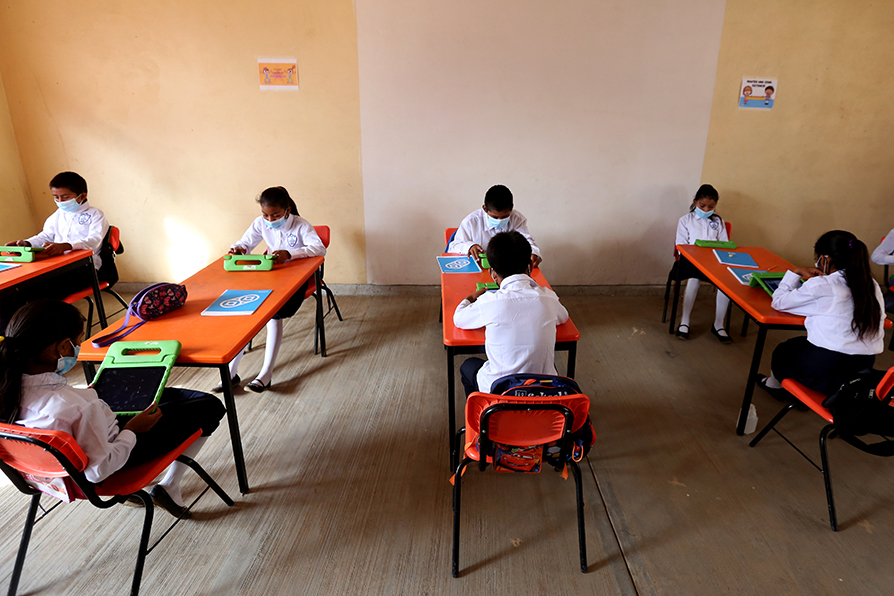Los salones de clase se organizan en base a la sana distancia. | Javier Ríos