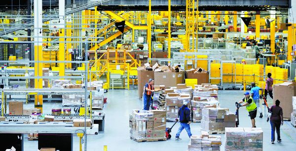Trabajadores de un centro logístico de Amazon, una de las empresas más importantes a escala global. Lucas Jackson/Reuters