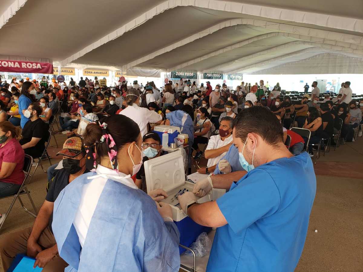 Vacunan contra covid-19 a docentes y personal administrativo de UdeG en Centro Cultural Universitario (Diana Barajas)