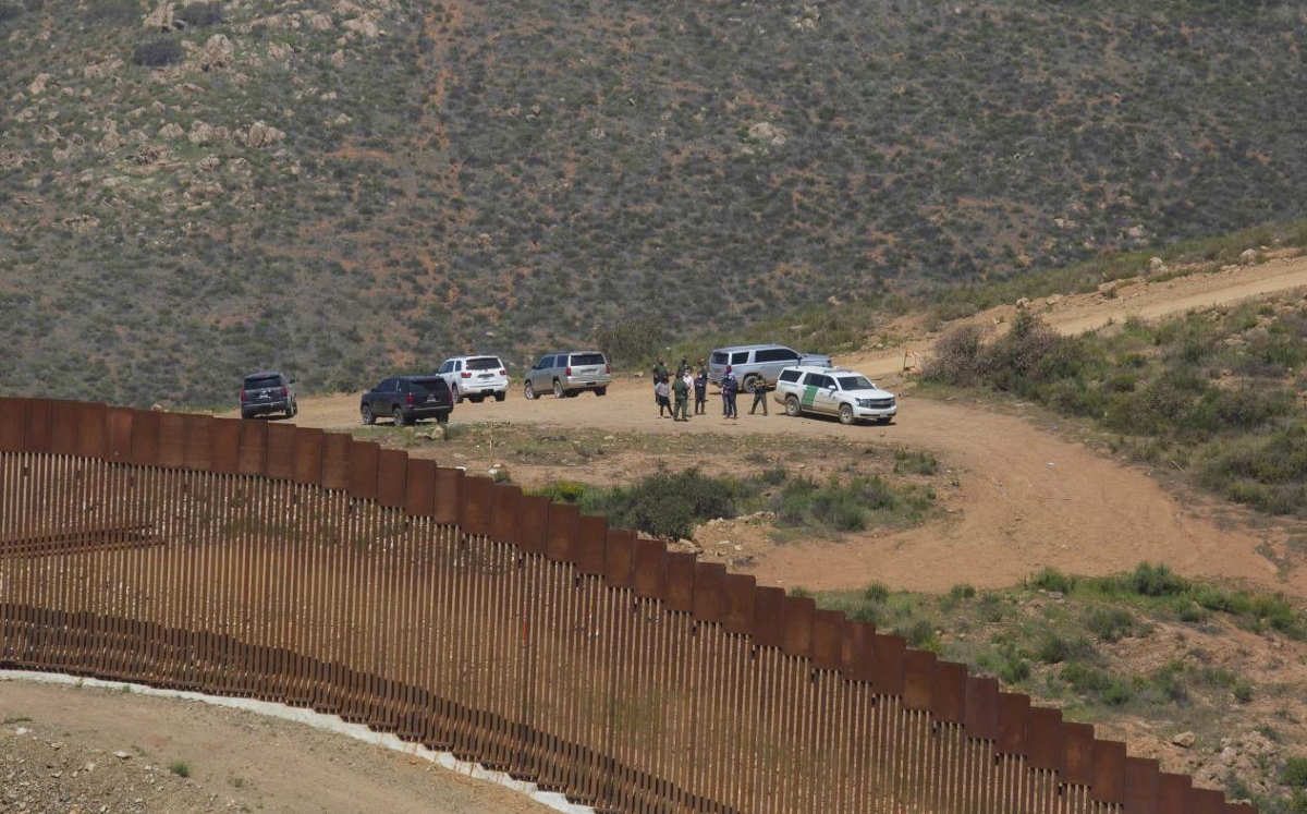Agentes de migración estadunidense realizaron un operativo junto al muro fronterizo. (Cuartoscuro)