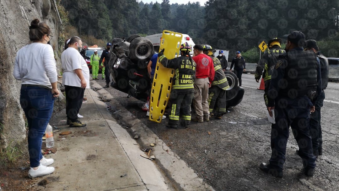Bomberos rescataron a una mujer atrapada en el vehículo volcado. (Jorge Becerril)
