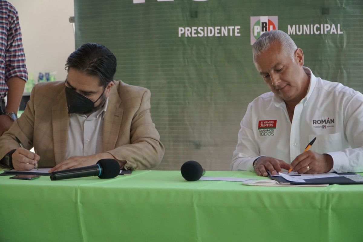 El candidato priista a la alcaldía de Torreón, firmó un convenio de colaboración. (Especial)