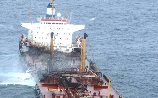 Choque de barco petrolero provoca derrame de crudo frente a China