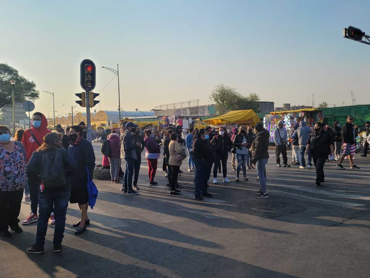Las manifestantes advirtieron que no se irán hasta que les paguen. / Ramón Ramírez