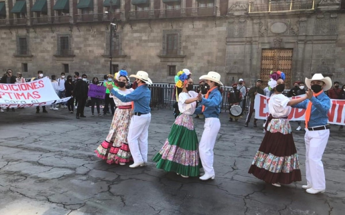 Los manifestantes realizaron bailes típicos frente al Palacio Nacional. | César Velázquez