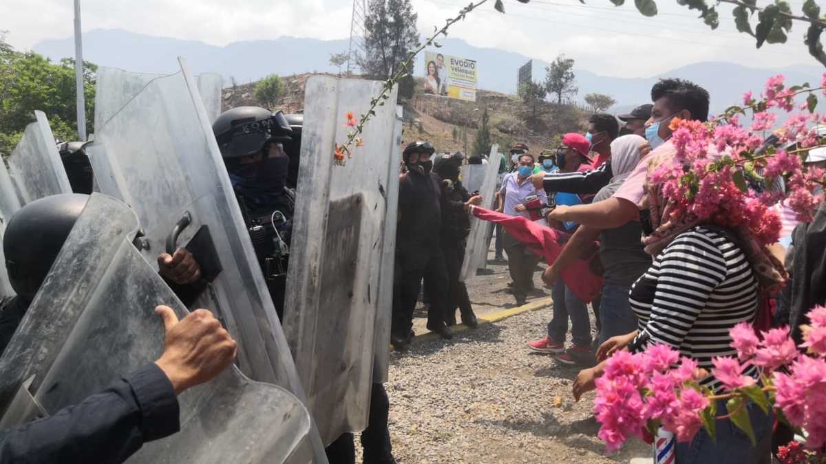 Policías desalojaron la protesta con equipo antimotín. (Rogelio Agustín Esteban)