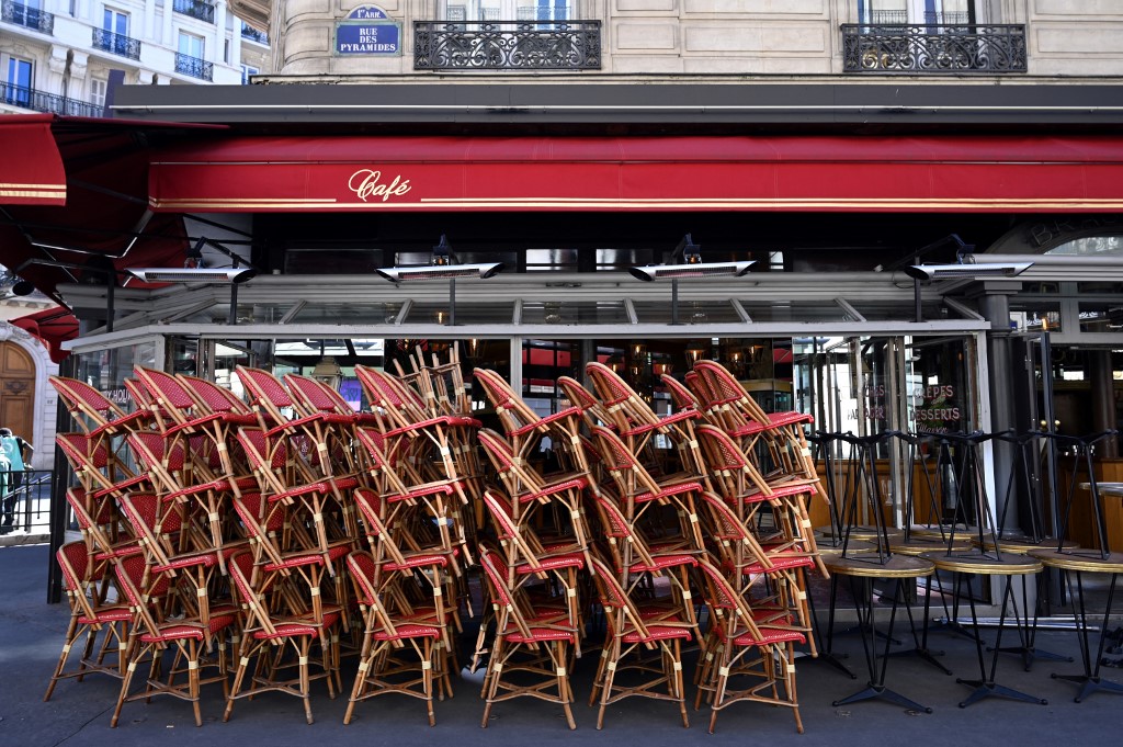 Los restaurantes en Francia tiene prohibido atender al público al interior por el covid-19. | AFP