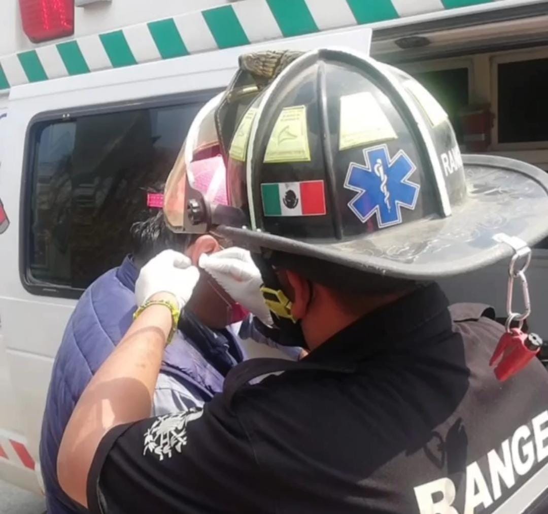 El candidato resultó ileso, sin embargo, un joven de 19 años terminó con una pierna fracturada y un menor de 5 años con una contusión en la cabeza.