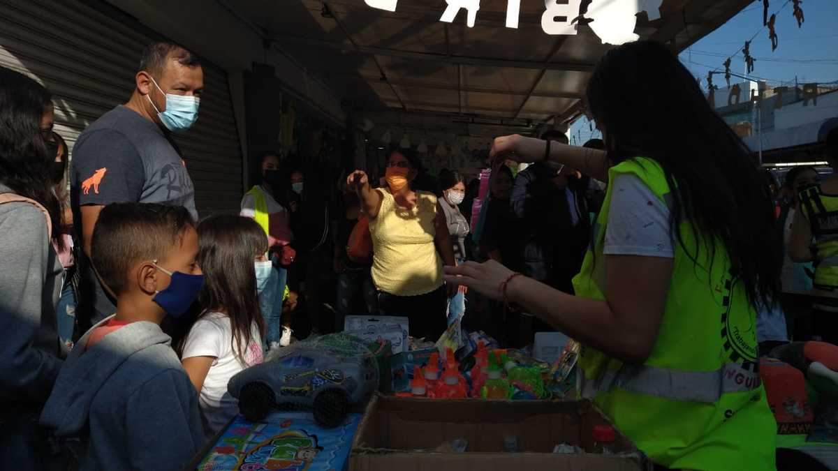 Comerciantes del tianguis de Medrano regalan juguetes por Día del Niño (Roberto Hurtado)