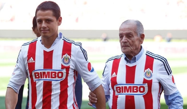 Javier Hernández junto a su abuelo Tomás Balcázar (Mexsport)