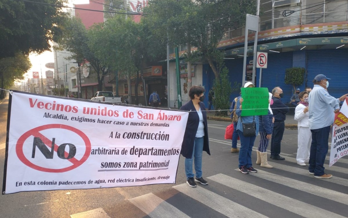 Los manifestantes cerraron por completo la circulación en la glorieta de Camarones. | Carlos Tejeda