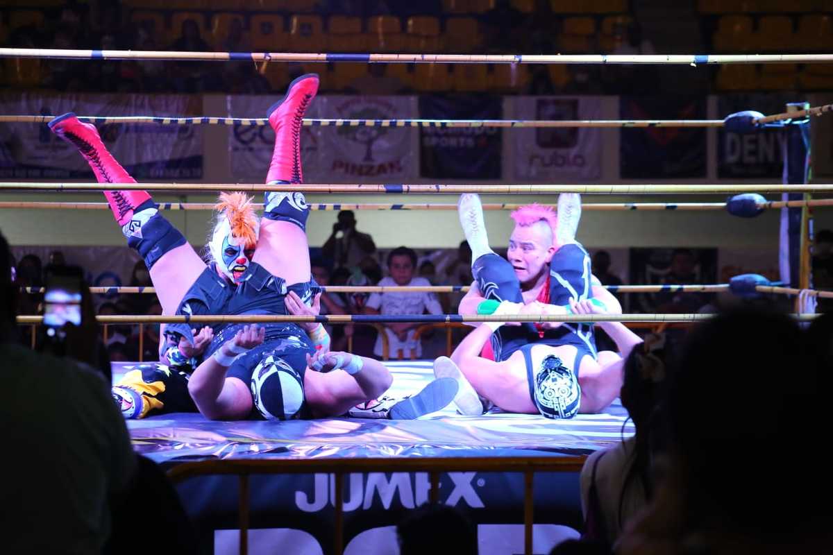 Los pequeños del hogar que vitorearon muy fuerte al "Psicópata del Ring", Psycho Clown. (Martín Piña)