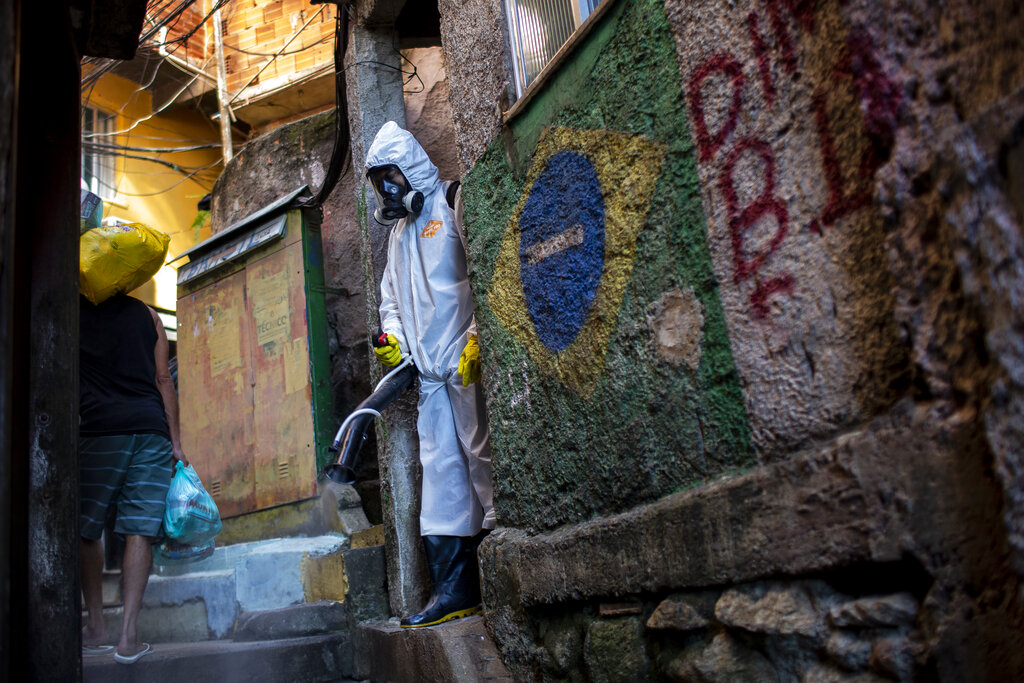 Personal de limpia y desinfección labora en una de las favelas de Río de Janeiro. (AP)
