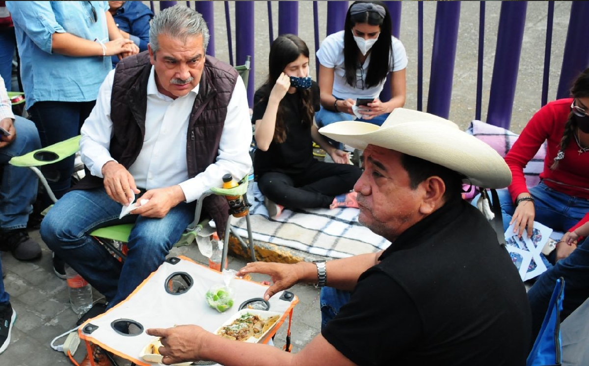 Raúl Morón y Félix Salgado durante su plantón frente al Consejo del INE. (Cuartoscuro)