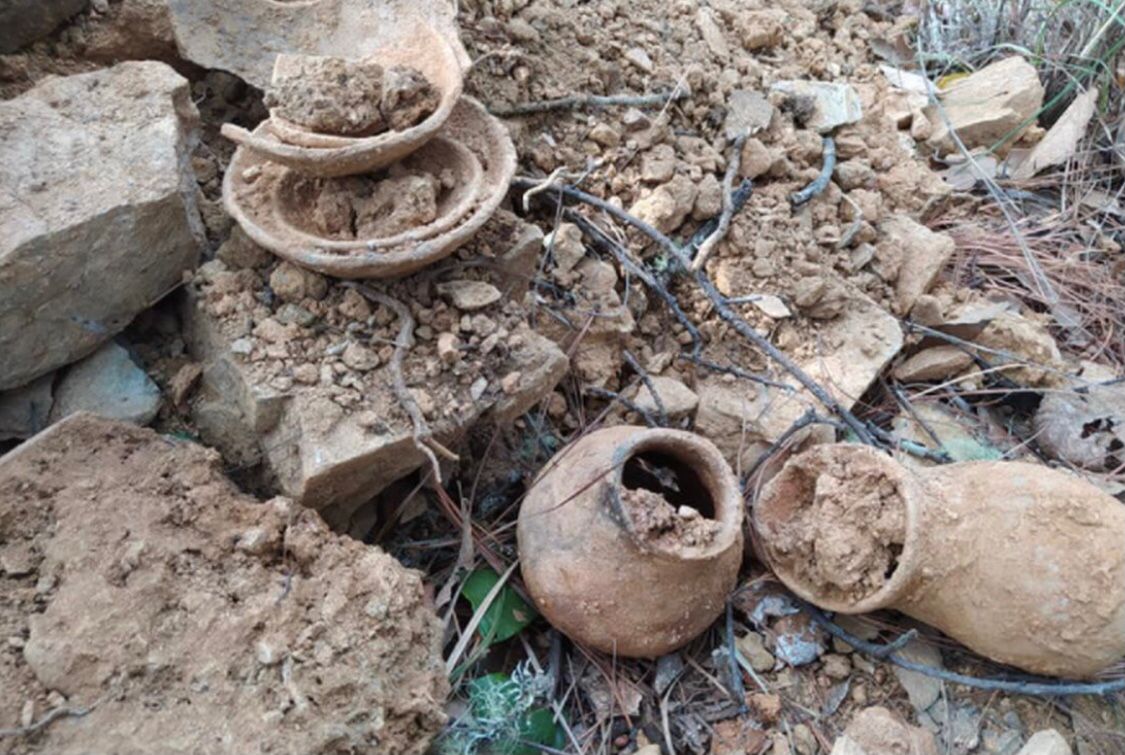 Se encontraron varios objetos dentro de la tumba. (Óscar Rodríguez)