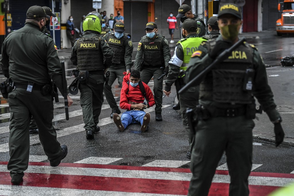 Sectores como las centrales obreras, profesores, organizaciones civiles e indígenas se han pronunciado contra la reforma de Duque. (AFP)