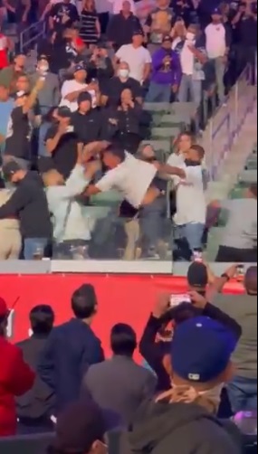 Aficionados protagonizan pelea previo a la Ruiz vs Arreola (Especial)