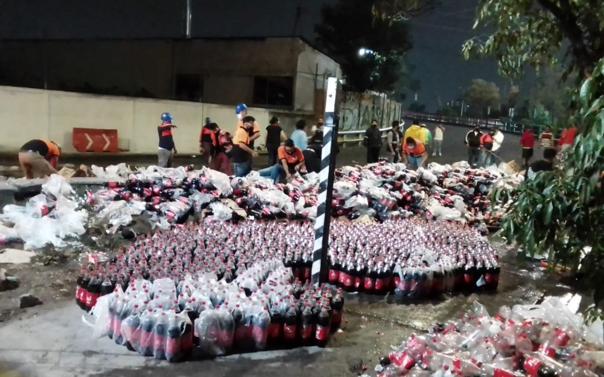 Las botellas de refresco cayeron en la curva de Anillo Periférico. | Alejandro González