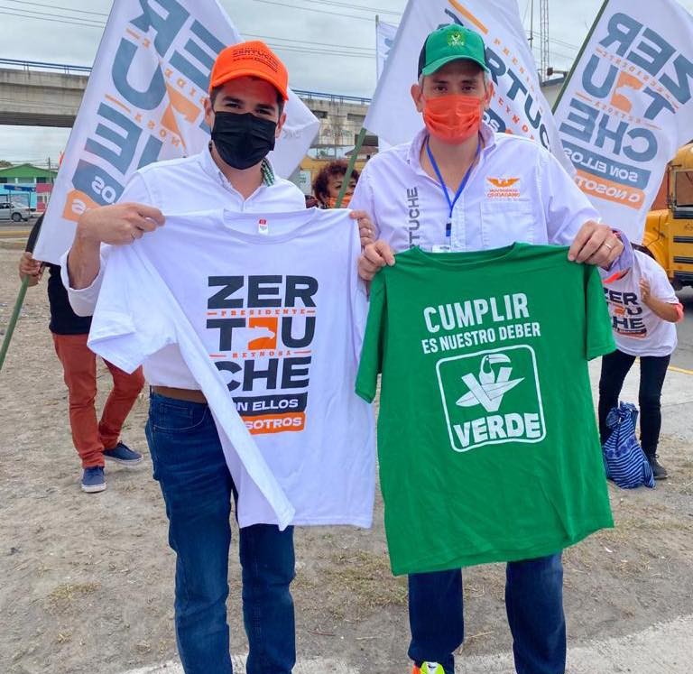 Candidatos de Tamaulipas se topan en recorrido e intercambian camisetas. (Facebook)
