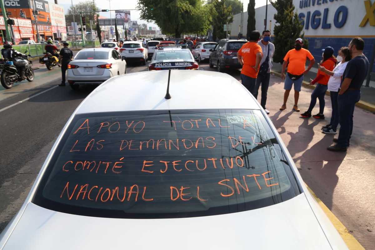 Desfilan trabajadores del SNTE. (Jorge Sánchez)