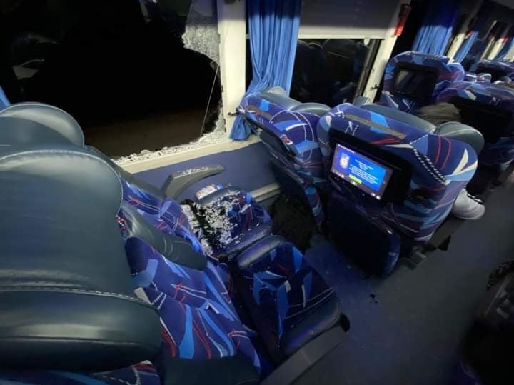 El hombre rompió la venta del autobús para después lanzarse. (Gabriela Medina)