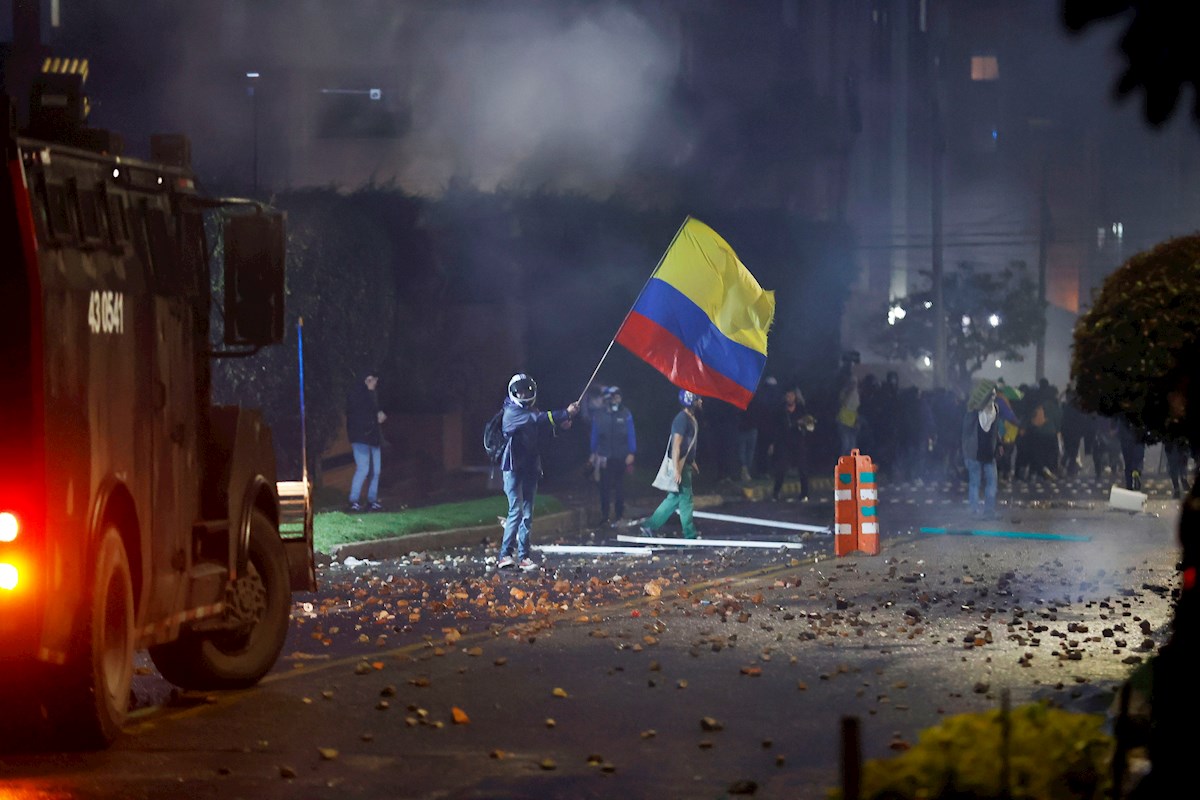 Las protestas en Colombia escalaron este sábado al juntarse con las marchas por el Día del Trabajo. (EFE)