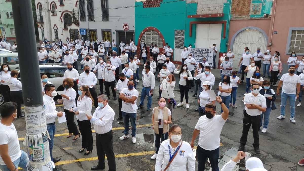 Recuerdan a personal del IMSS fallecido por covid-19 en mitin del Día del Trabajo. (Verónica López)