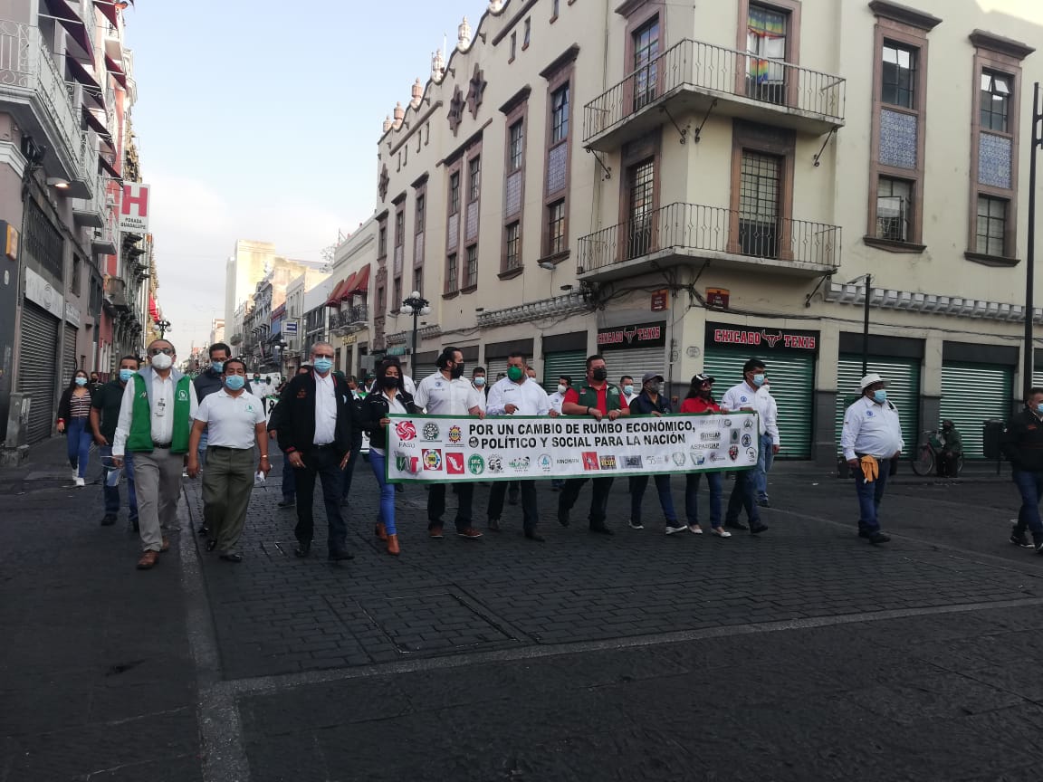 Trabajadores exigen mejores condiciones de salud en marcha del 1 de Mayo en Puebla. (Verónica López)