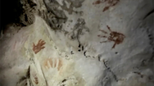 Descubren huellas de manos de niños con más de mil 200 años de antigüedad en cueva de Yucatán