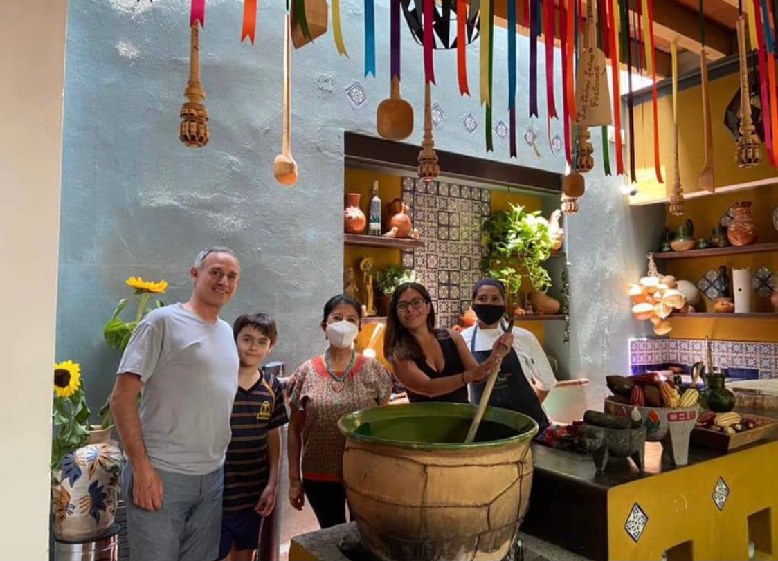 Hugo López-Gatell se tomó una foto con la cocinera tradicional Celia Florean. (Especial)