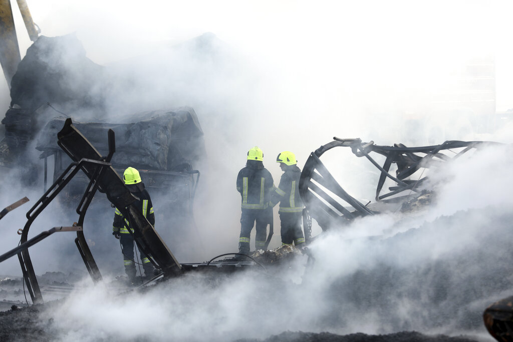El incendio comenzó ayer por la noche y se extendió hasta la madrugada del domingo. (AP)
