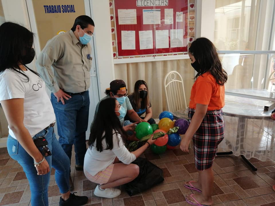 Alumnos repartiendo obsequios a los niños en casa hogares y zonas vulnerables