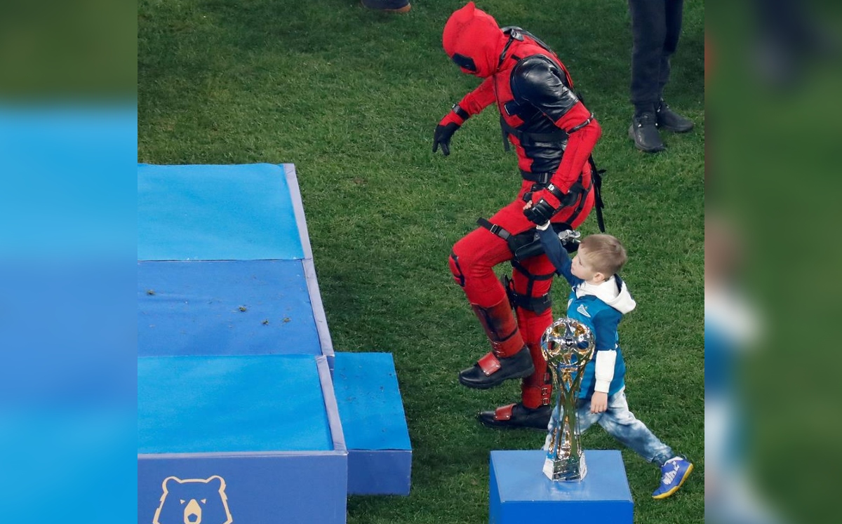 Artem Dzyuba se disfraza de Deadpool tras el título del Zenit (EFE)