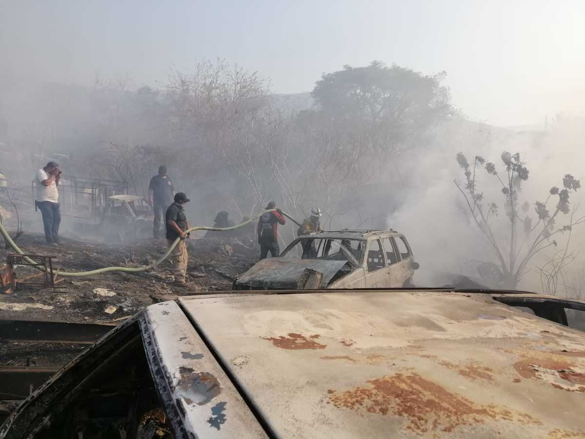 Los automóviles fueron reducidos a cenizas por el incendio. (Rogelio Agustín Esteban)