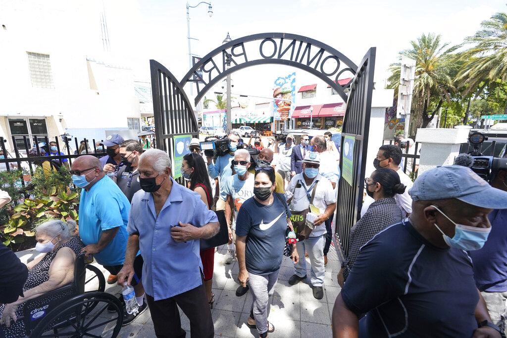 Casi el 50 por ciento de los habitantes de Florida ya han recibido alguna dosis de la vacuna contra covid-19. (AP)