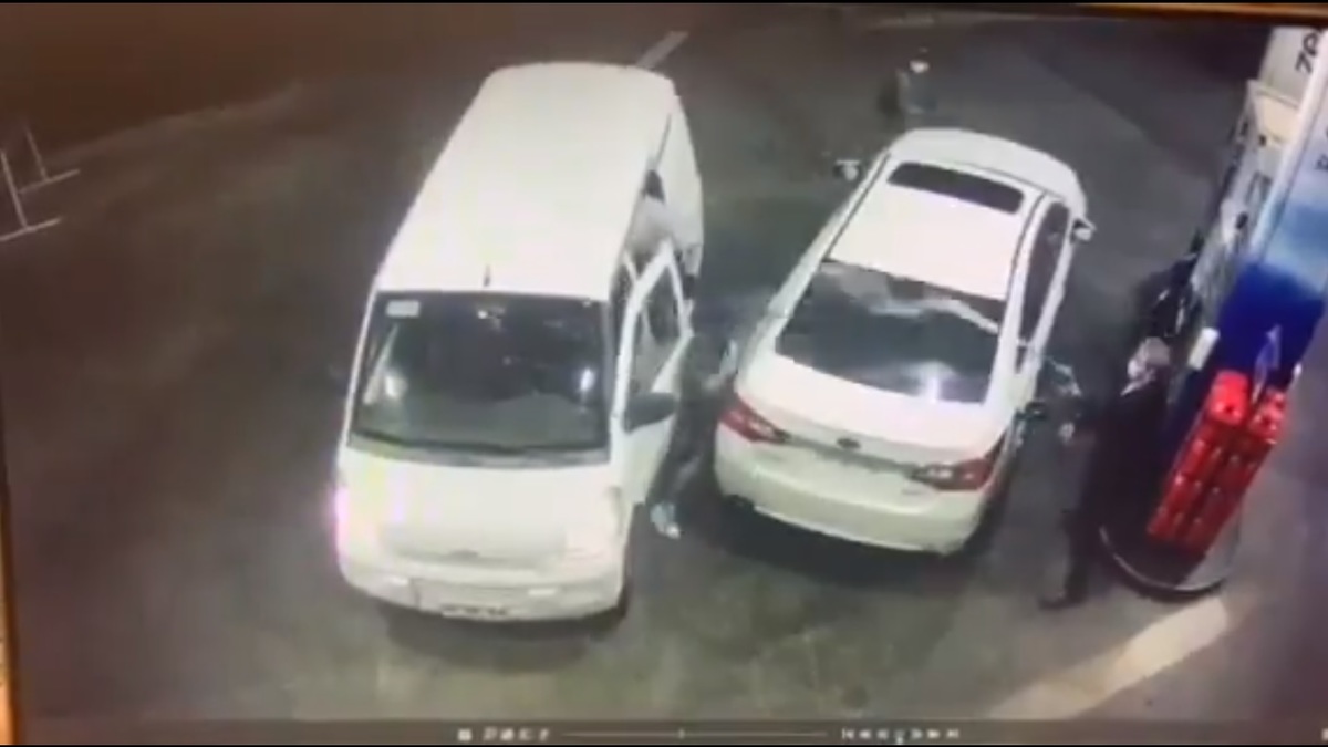 El hombre lanza la gasolina a los asaltantes para evitar ser asaltado. (Especial)