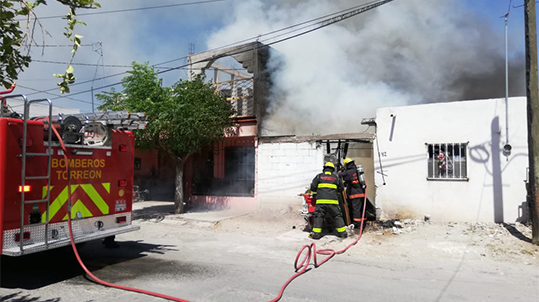 Incendio consume casa de pepenador en Torreón
