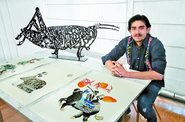 En sus obras, donde también resalta la escultura, se distinguen elementos simbólicos, como las grecas o los ídolos. Juan Carlos Bautista