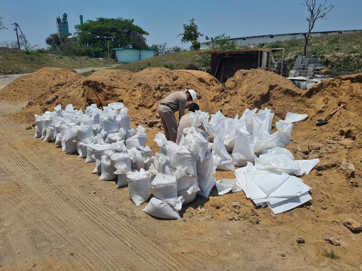 Preparan costales de arena para bloquear fuga de agua del dique El camalote.