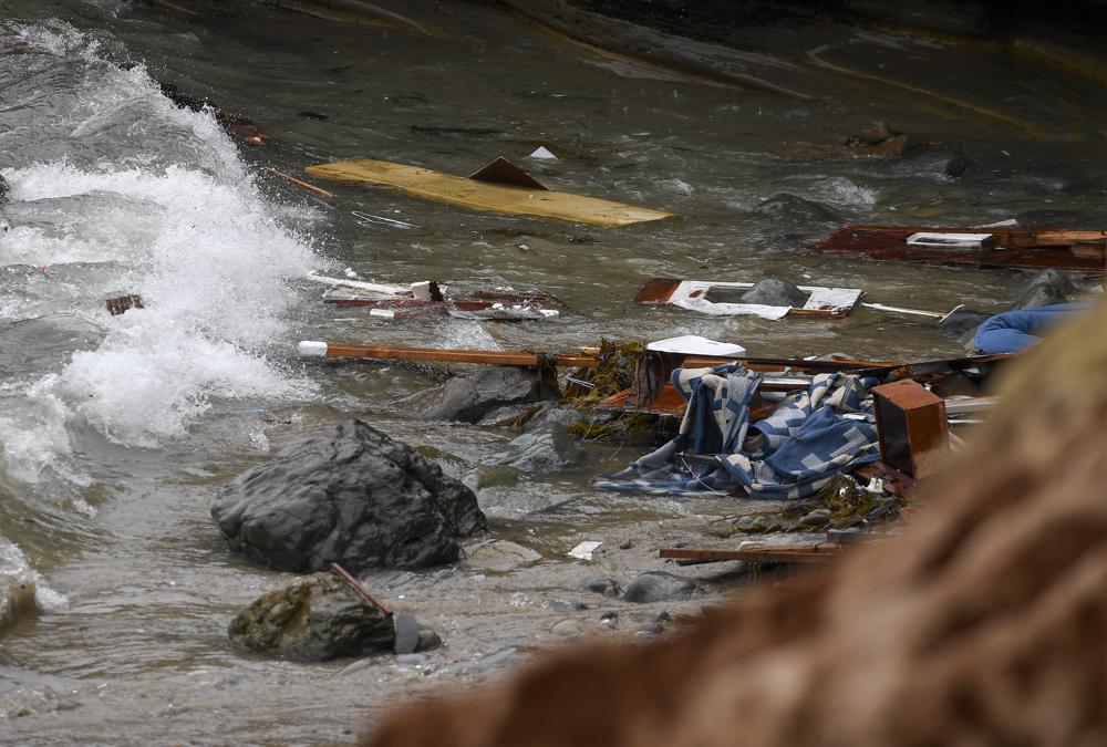 Restos del bote que transportaba a los migrantes en California. (AP)